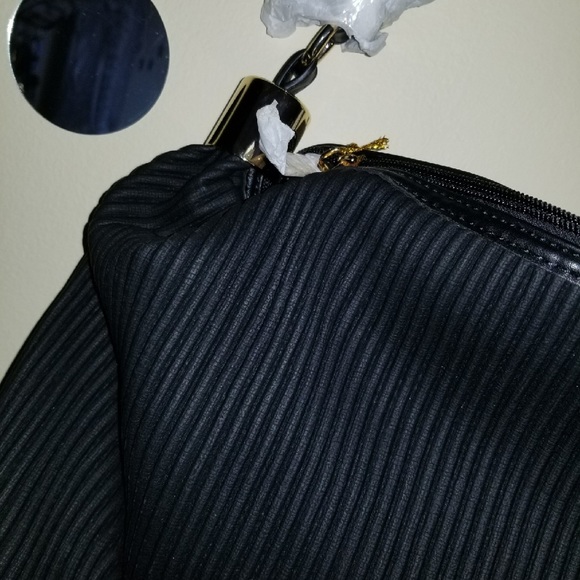 Handbags - Picture 2 of 8